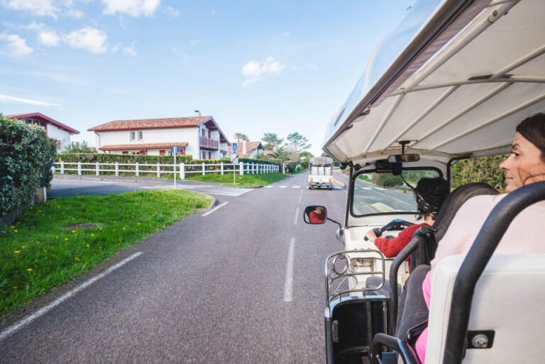 vue embarquée dans le tuk tuk sur la coline de Sainte Barbe