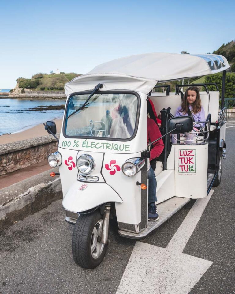 le tuk tukl de face prend la pause devant Sainte Barbe