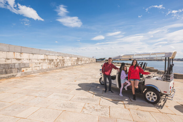 le tuk tuk prend la pause sur la digue du fort de Socoa