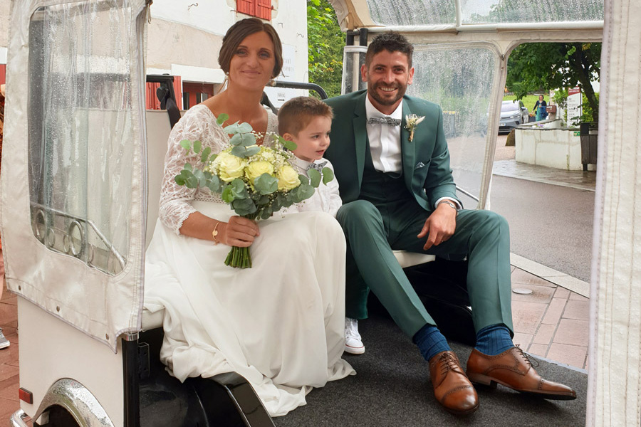 Mariage heureux en tuk tuk à Saint-Jean-de-Luz