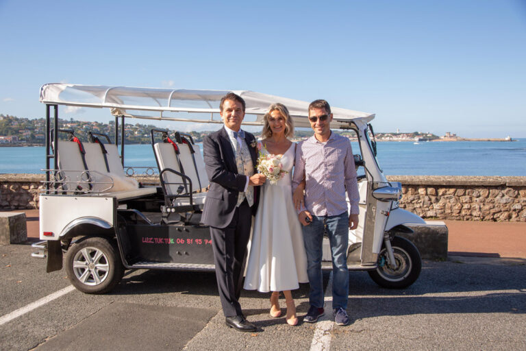 mariage heureux en tuk tuk à Saint-Jean-de-Luz