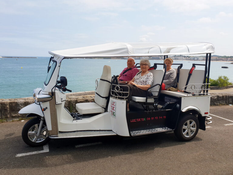 groupe 3eme âge à l'arrière du tuk tuk en pause à Socoa