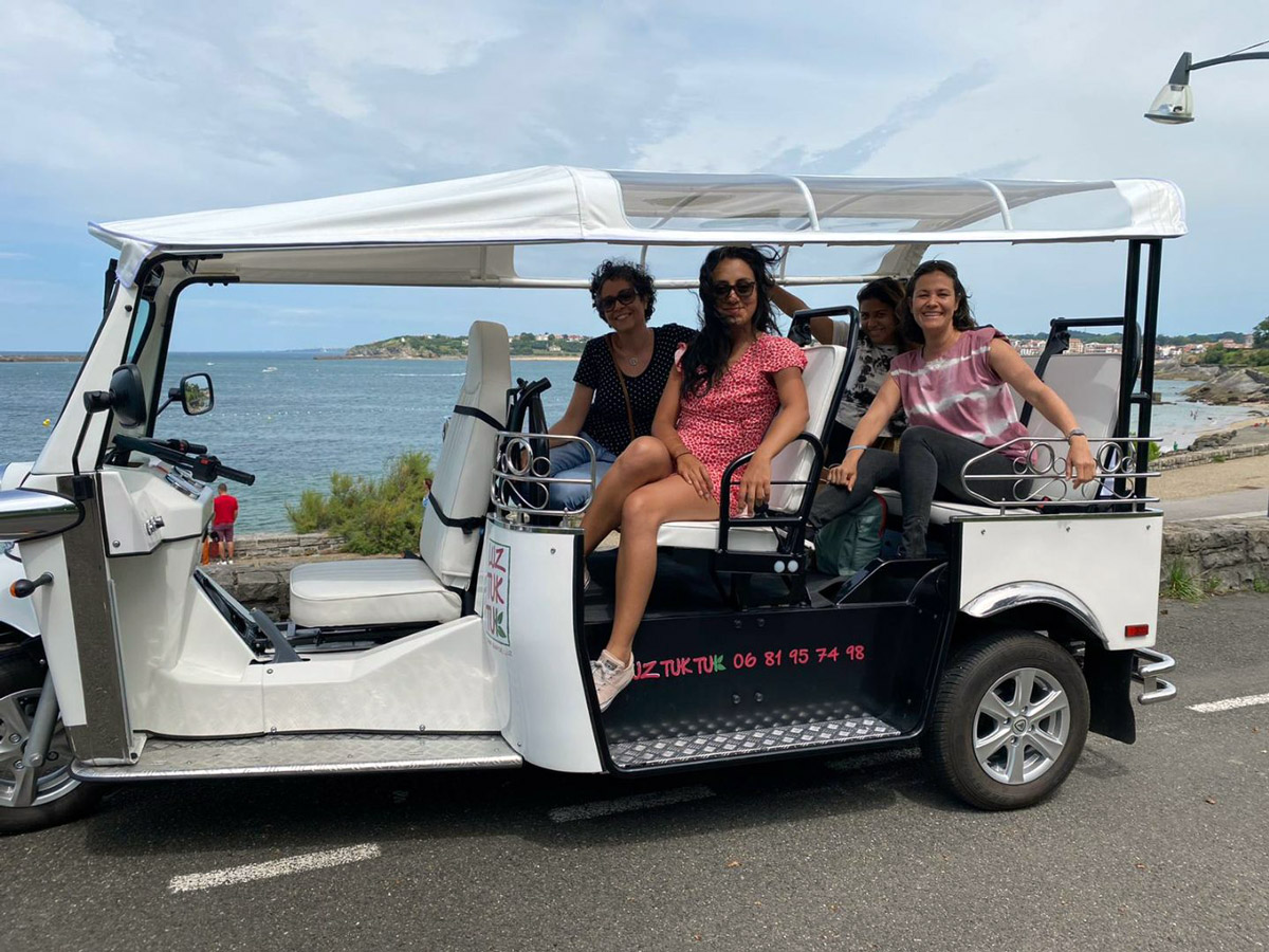 4 amies ravies en balade touristique à l'arri!re du tuk tuk