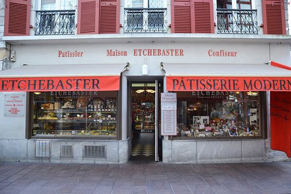 La devanture de la patisserie Etchebaste à Saint-Jean-de-Luz