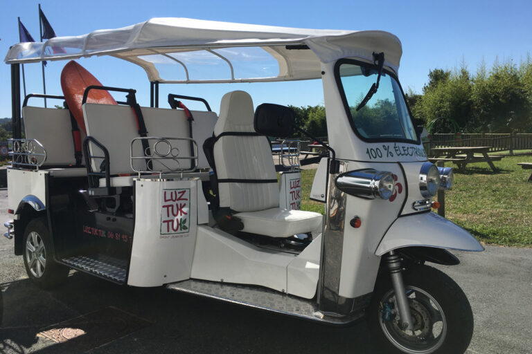 Le tuk tuk prêt à partir en balade surf sur plusieurs spots