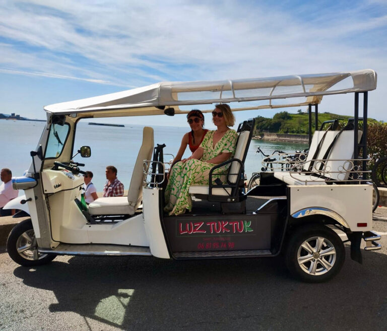Pause ensoleillée du tuk tuk en au dessus de la baie de Sainte-Barbe