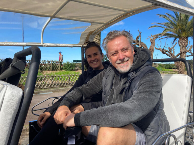 2 clients heureux assis à l'arrière du tuk tuk