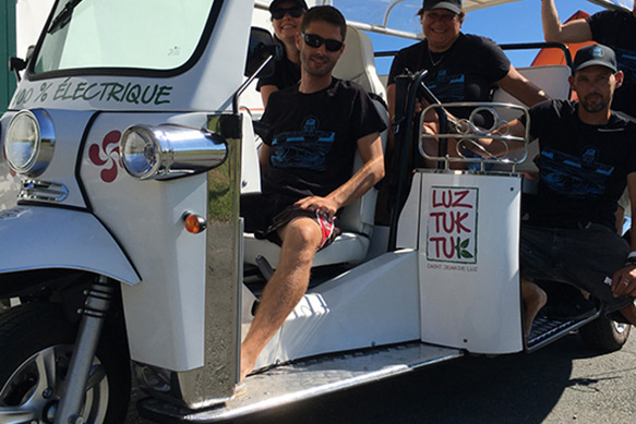 photo d'illustration des activités d'incentive d'entreprise autour du tuk tuk