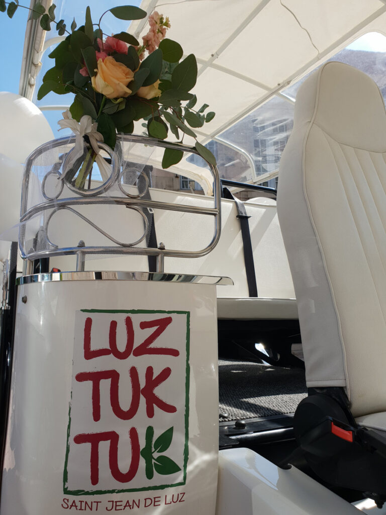 Zoom sur un bouquet de fleur accroché au tuk tuk