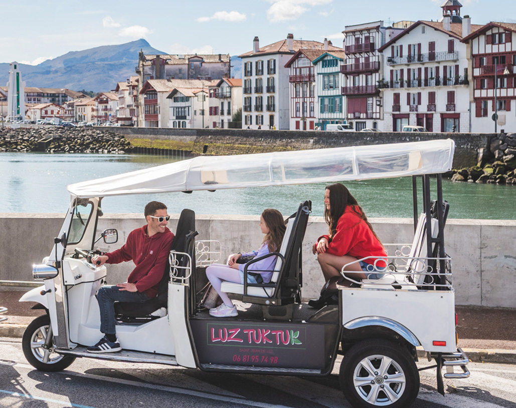 Luz-tuk-tuk devant le port de Saint Jean de Luz