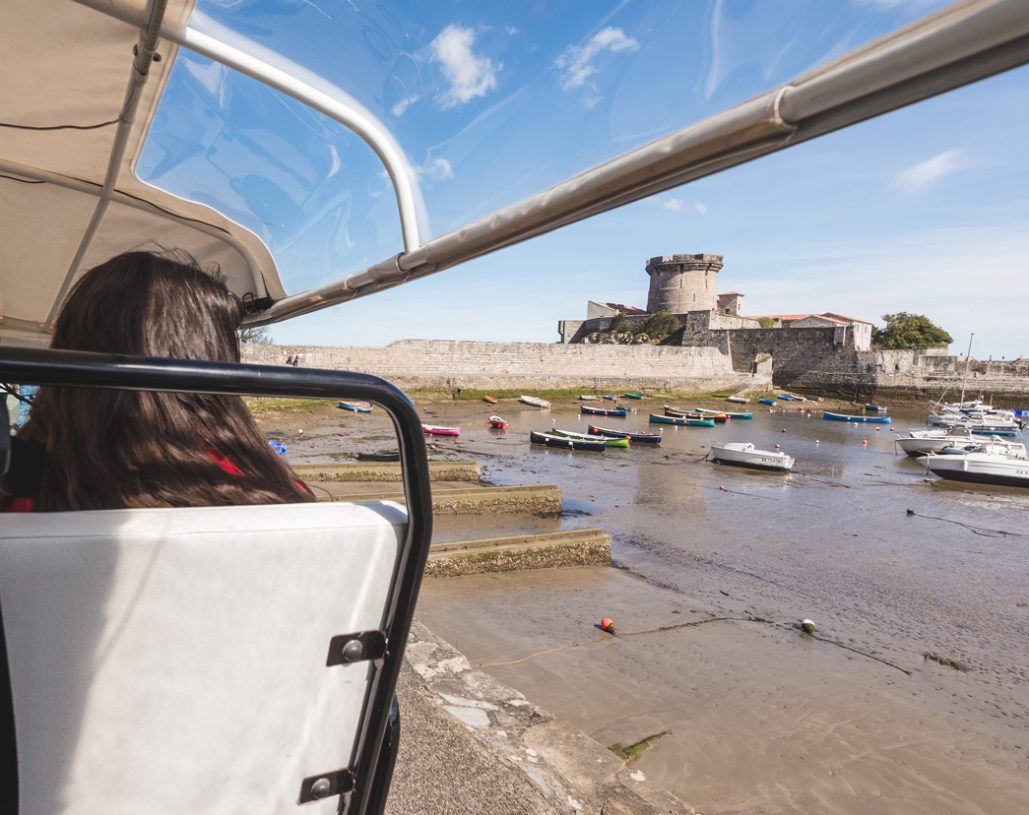 vue embarquée depuis le tuk tuk sur le fort de Socoa