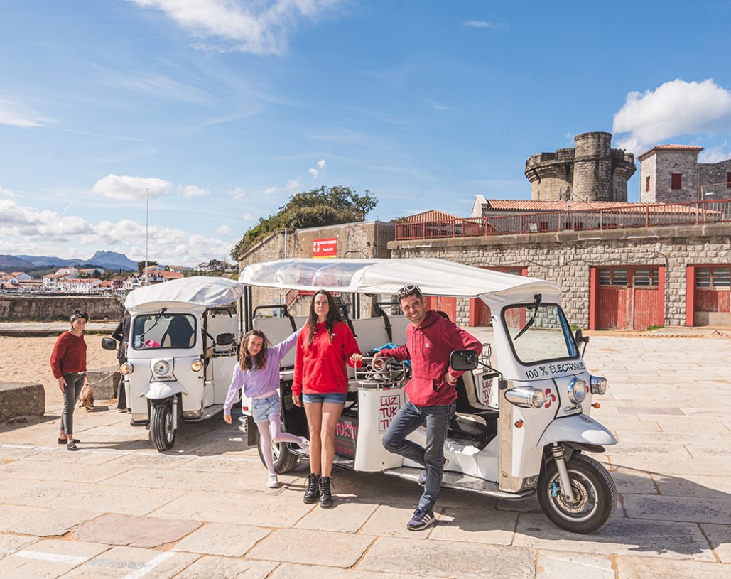 le tuk tuk et l'équipe prend la pause devant le fort de Socoa