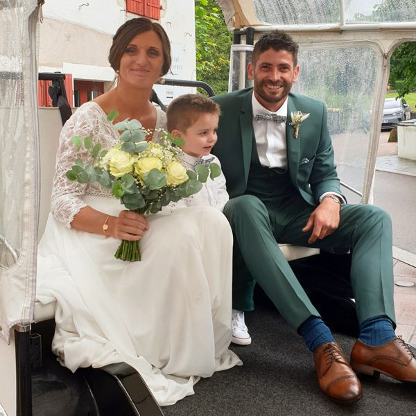 Mariage heureux en tuk tuk à Saint-Jean-de-Luz