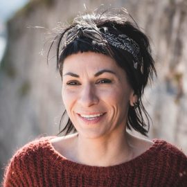 adèle pilote les tuk tuk à saint jean de luz