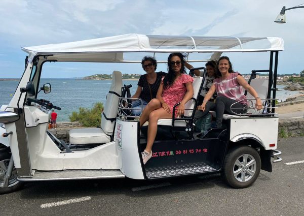 4 amies ravies en balade touristique à l'arri!re du tuk tuk