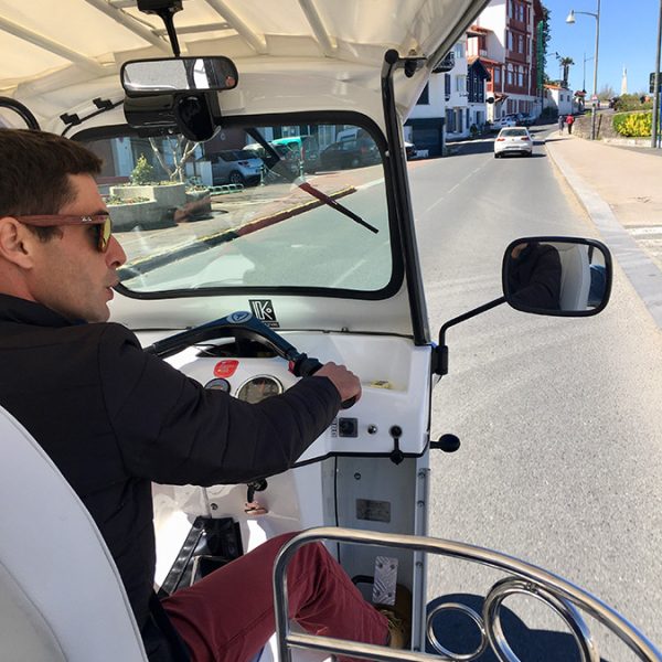 Nicolas pilote de main de maitre le tuk tuk électrique